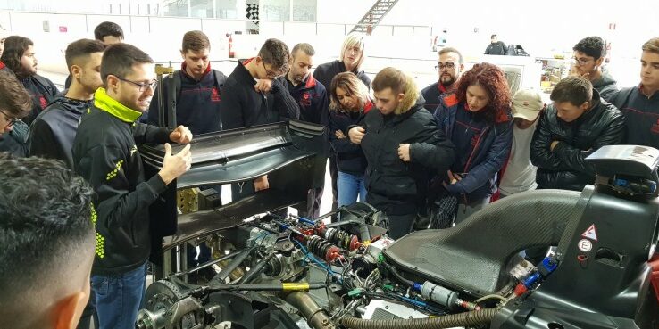Los estudiantes de mecánica de la Escuela de FP de FEMPA comienzan sus actividades complementarias.